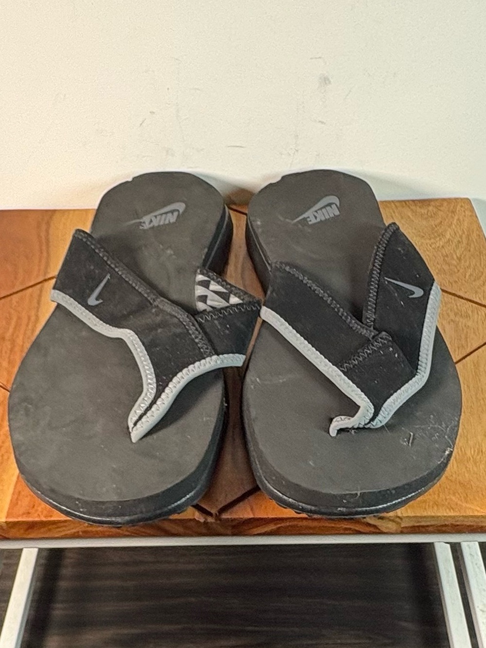 Nike Men’s Black and Gray Thong Sandals Size 11